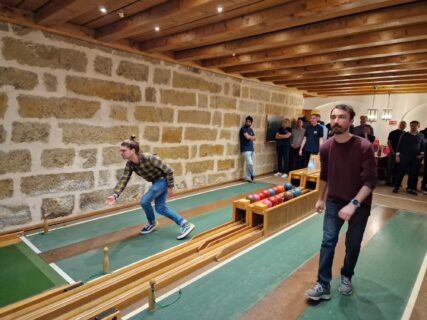 The doctoral students strengthen their team spirit by bowling in teams. (image: Nicole Güthlein)